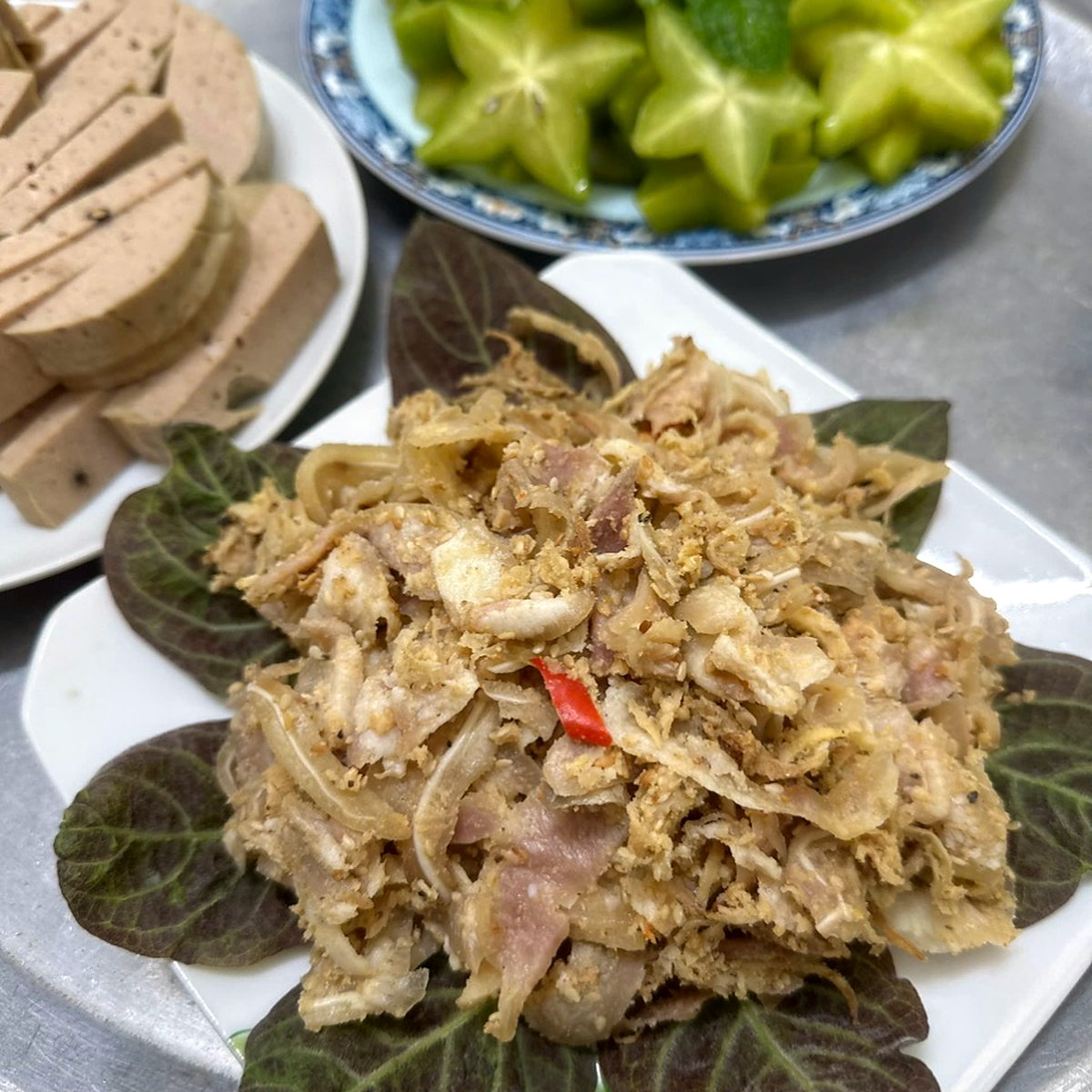Chả lụa Bà Năm thái lát tròn với tiêu đen