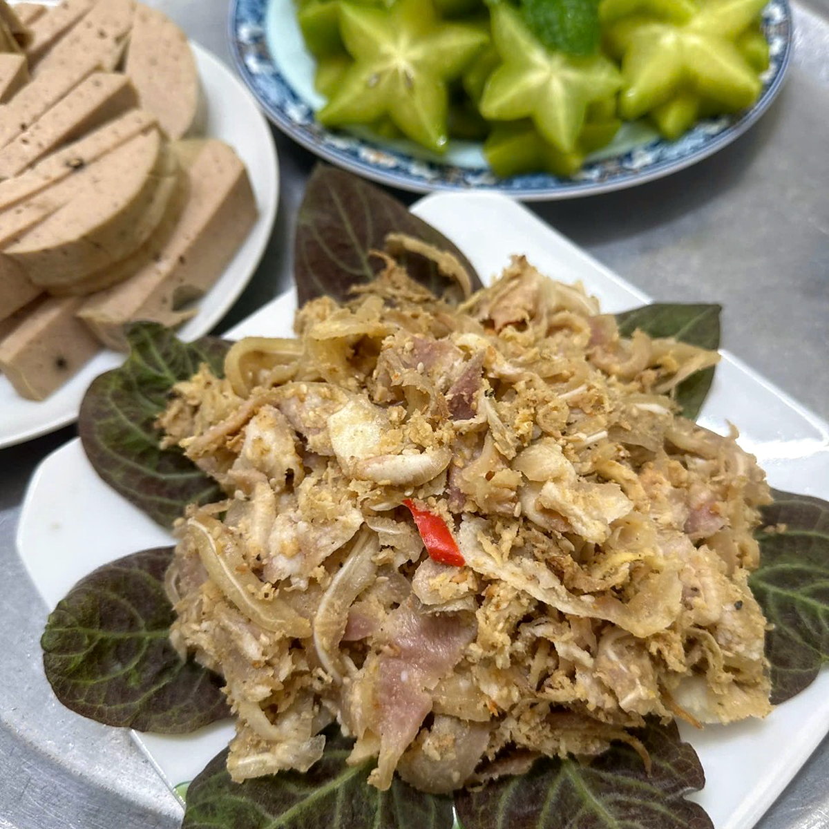 Mâm đặc sản Trưởi Bà Năm gồm tré, chả lụa và khế